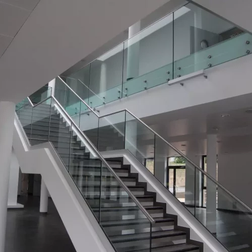 Szklane schody – elegancja i styl w każdym domu