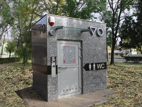 Jak skutecznie zabezpieczyć toaletę publiczną przed graffiti i zniszczeniami?